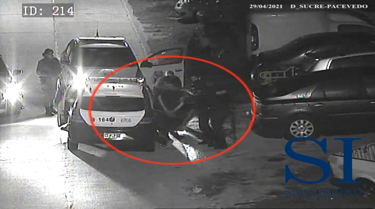 San Isidro: Abrió el capot de un auto quiso robar la batería y lo detuvieron