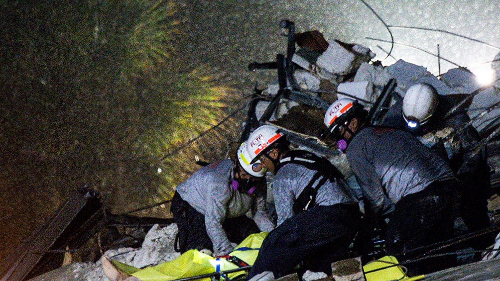 Sube a 22 el número de víctimas mortales por el derrumbe en Miami