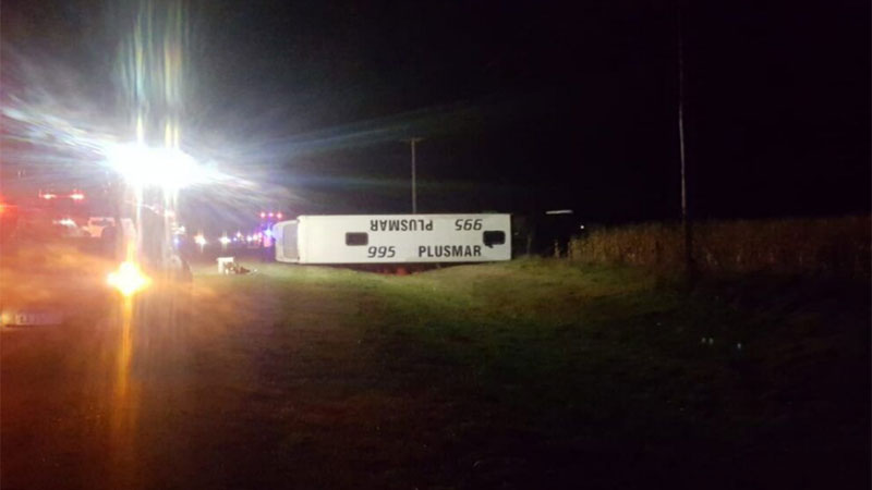 Dos muertos y al menos 20 heridos al volcar un micro en la autovía 2, altura Chascomús