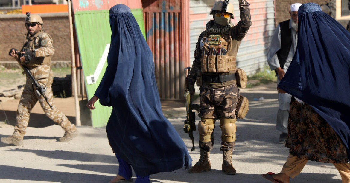 El Gobierno afgano impone el toque de queda en casi todo el país ante el avance talibán