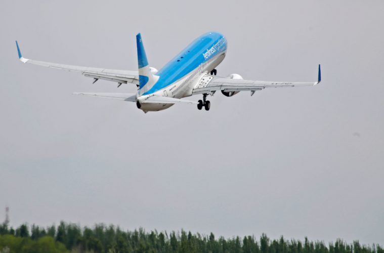Autoridades de Transporte están reunidas con representantes de aerolíneas por restricción de vuelos