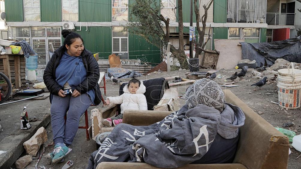 En medio de un intenso frío, unas 100 familias mantienen la ocupación de un predio del Barrio 31