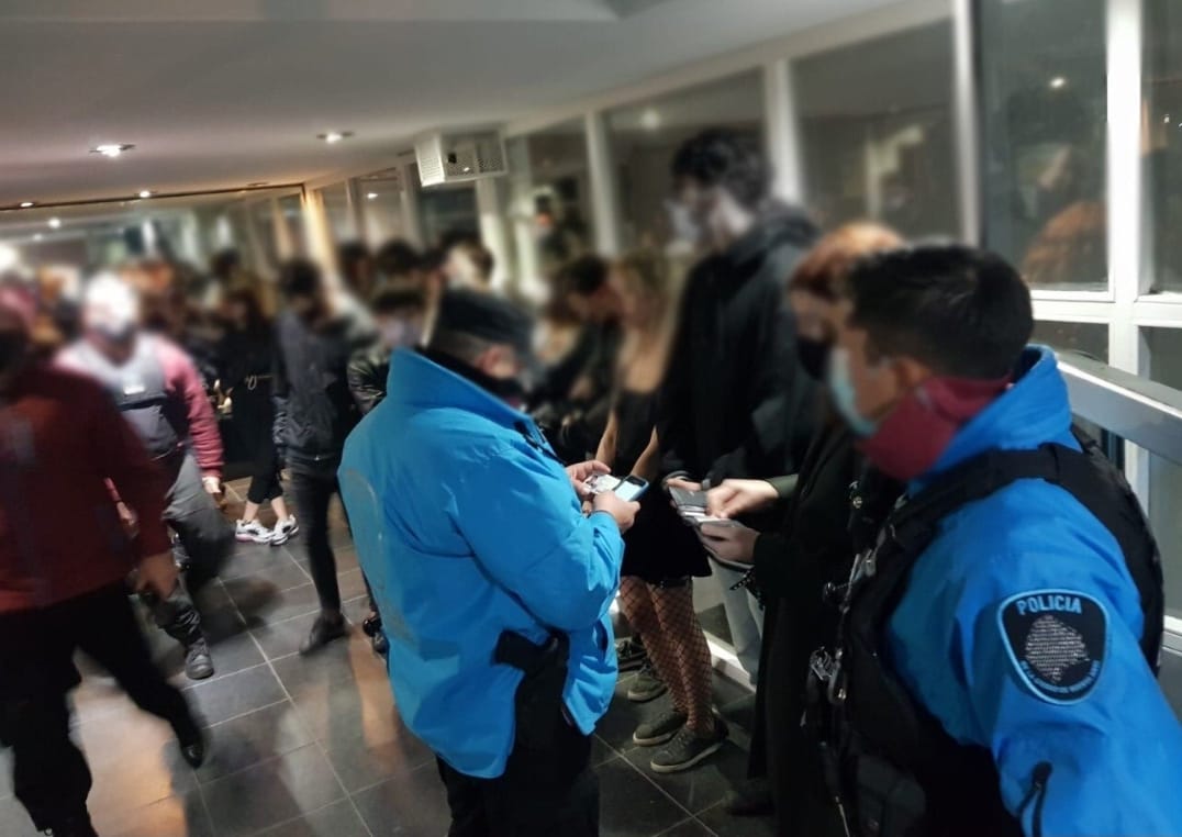 Clausuraron dos locales por incumplir protocolos durante festejos del Día del Amigo en CABA