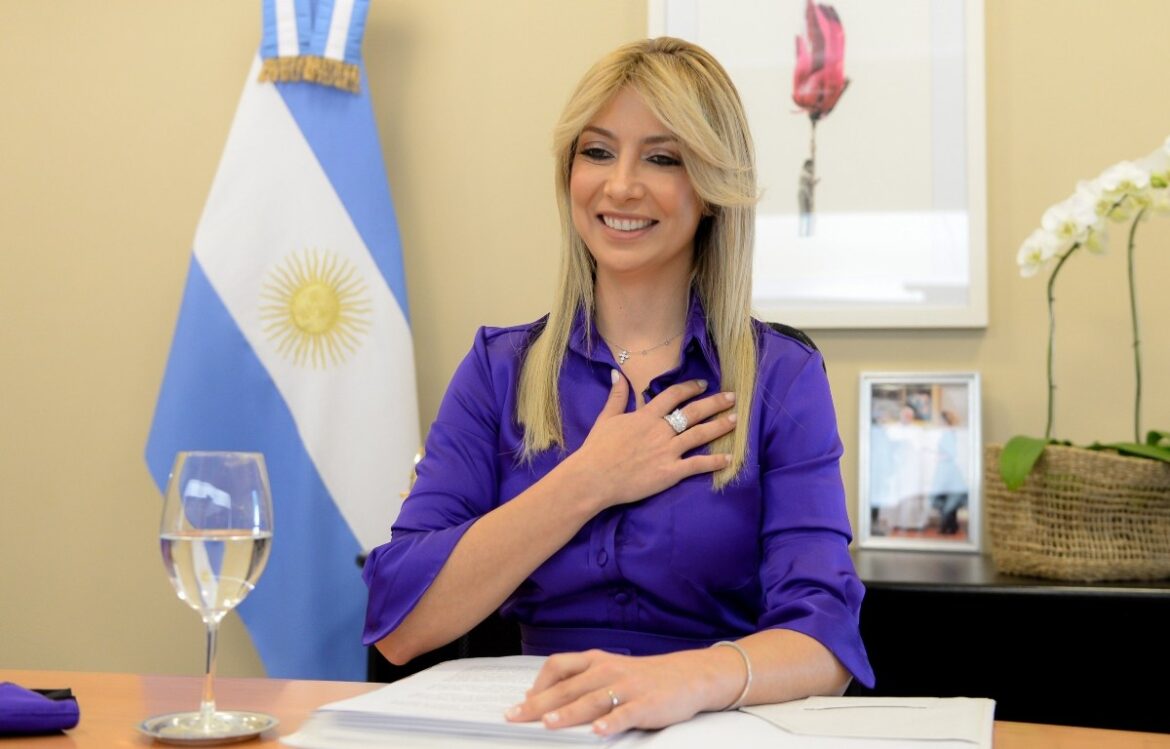 Salud materno-infantil: Fabiola Yañez impulsa la creación de doce residencias de atención integral