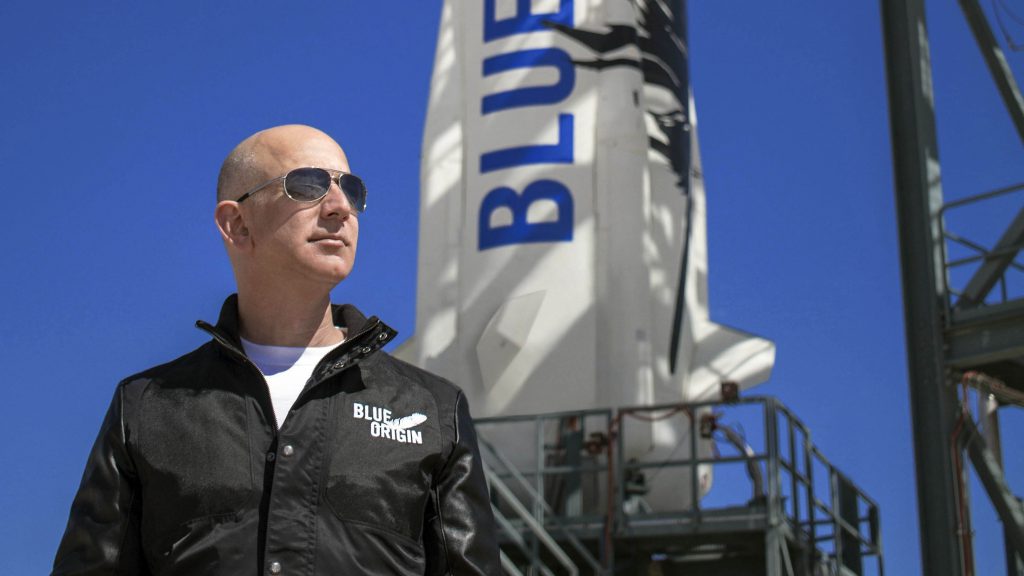 Jeff Bezos, el hombre más rico del mundo, parte hoy hacia el espacio exterior en su propia nave
