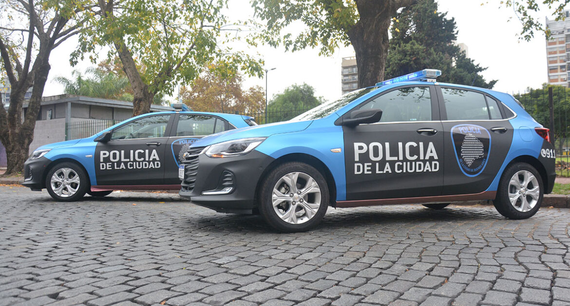 Tres jóvenes detenidos y un policía golpeado tras una persecución por General Paz en Mataderos