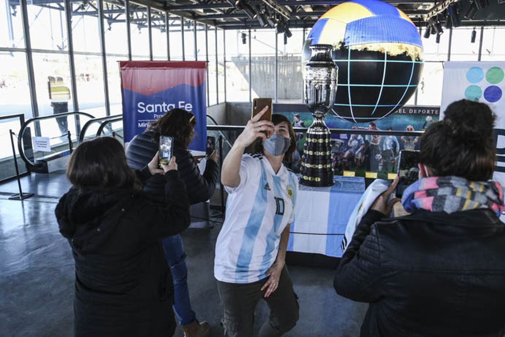 Miles de hinchas se fotografían con la réplica de la Copa América en el barrio de Messi