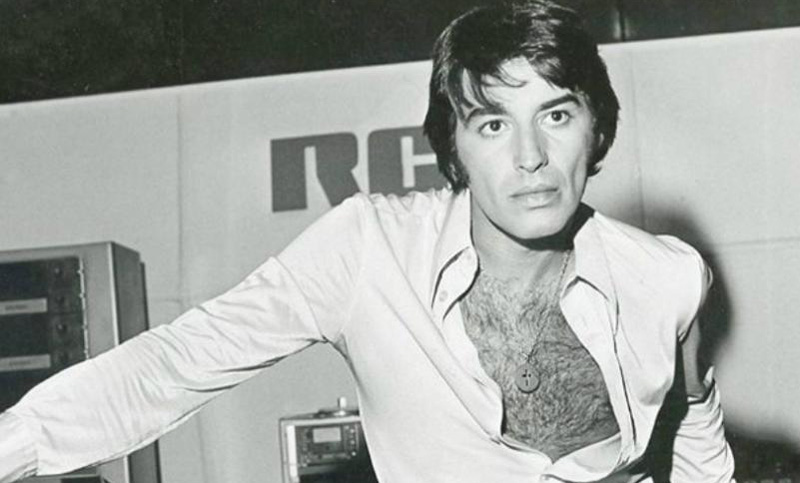 Señal Volver cumple mañana 27 años y lo celebra con programación dedicada a Sandro