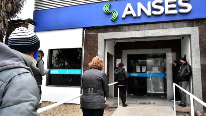 Cobran jubilados con haberes que no superen los $25.923 y con DNI finalizado en 9