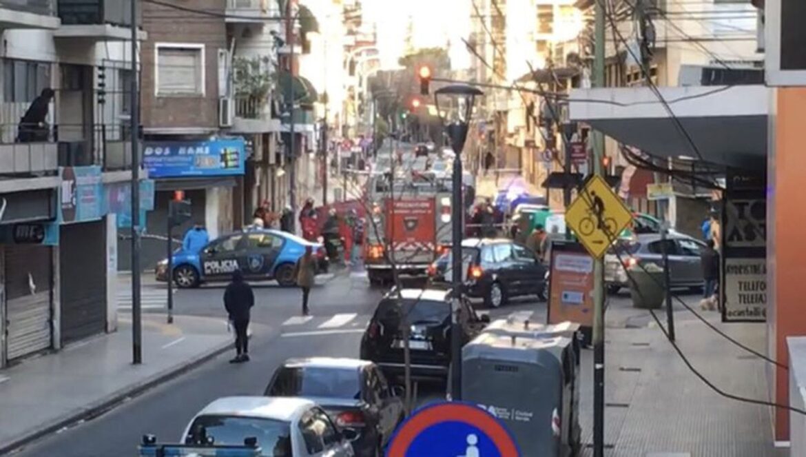 Mujer y sus hijos de 4 años y de 18 meses murieron tras arrojarse desde la terraza de un edificio