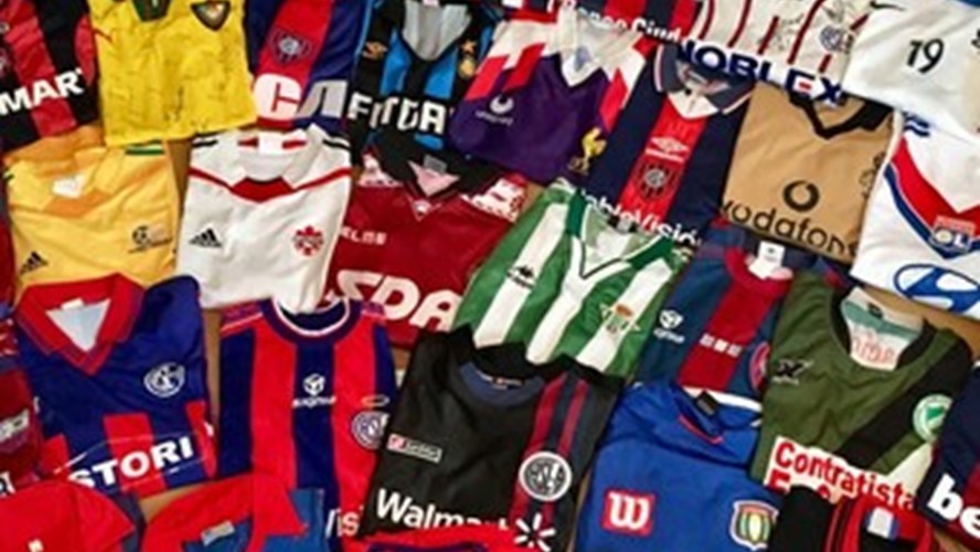 Subastan camisetas de fútbol firmadas por jugadores de 30 clubes a beneficio de Casa Cuna