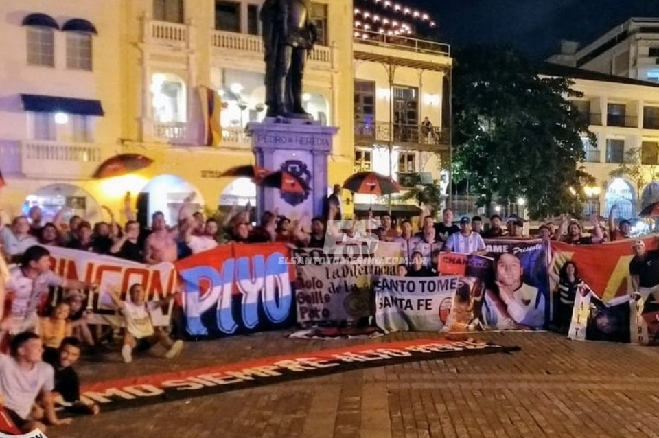 Los hinchas «sabaleros» realizaron un banderazo para saludar al DT Domínguez y al plantel campeón
