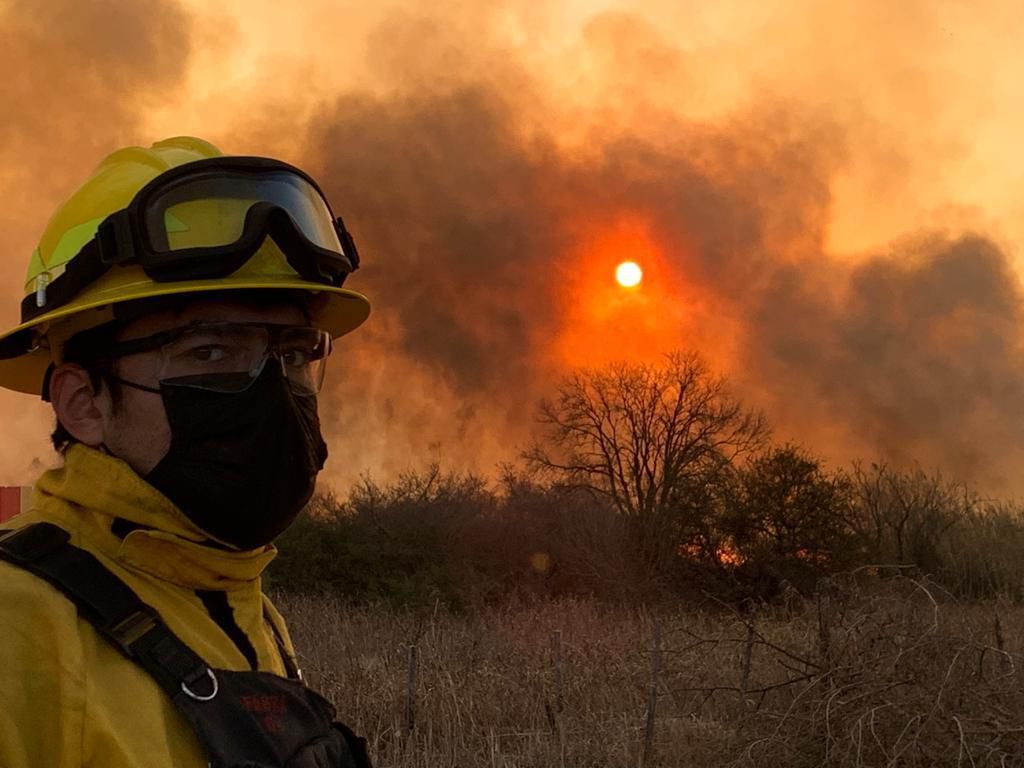 Bomberos combaten un incendio forestal a la vera de la Autopista Córdoba-Villa Carlos Paz
