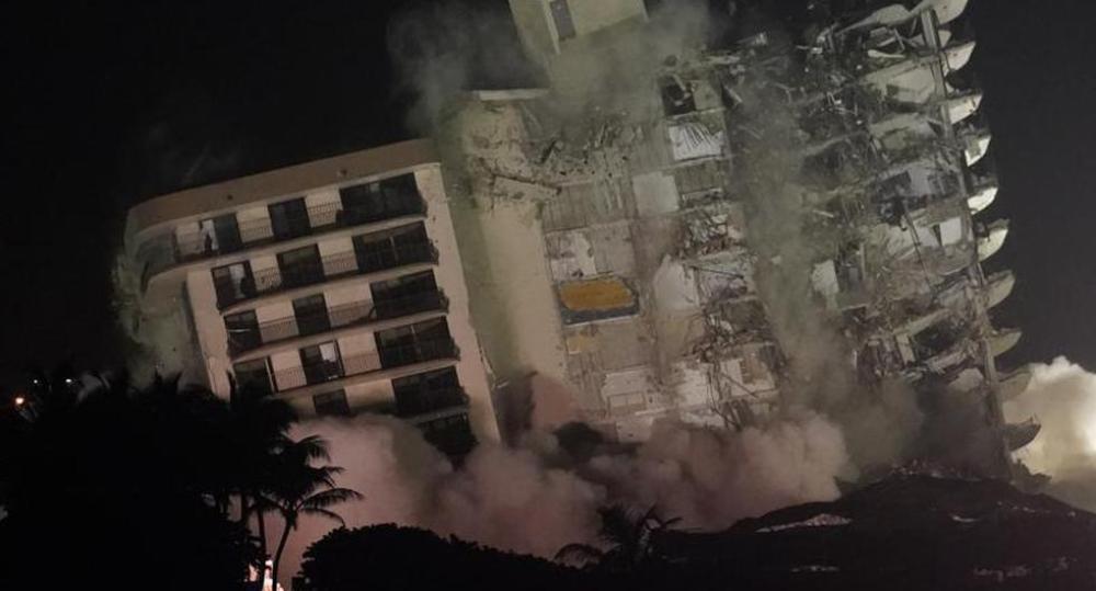 Demuelen el edificio de Florida con una explosión controlada antes de la llegada de la tormenta Elsa