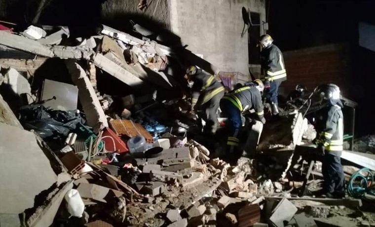 Dos mujeres fallecidas y al menos cuatro heridos por el derrumbe de una casa en Lomas de Zamora