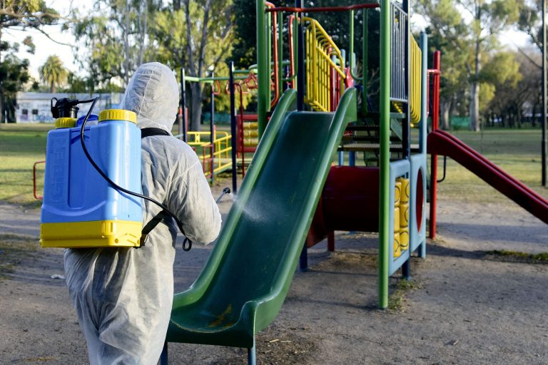 La Comuna profundiza los operativos de limpieza y desinfección en espacios públicos