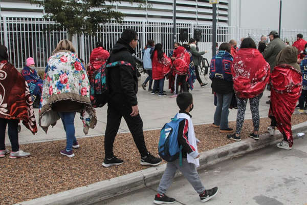 Gremios docentes realizan nuevo «frazadazo» contra el «negacionismo sanitario de Larreta»