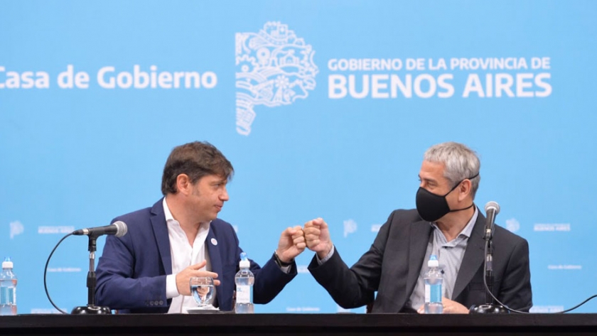 Kicillof y Ferraresi entregan créditos durante un acto en La Plata