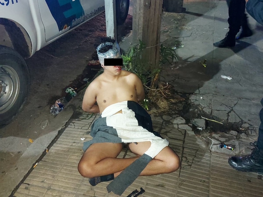 Cansados de los robos, vecinos redujeron a un ladrón lo golpearon y lo ataron desnudo a un poste