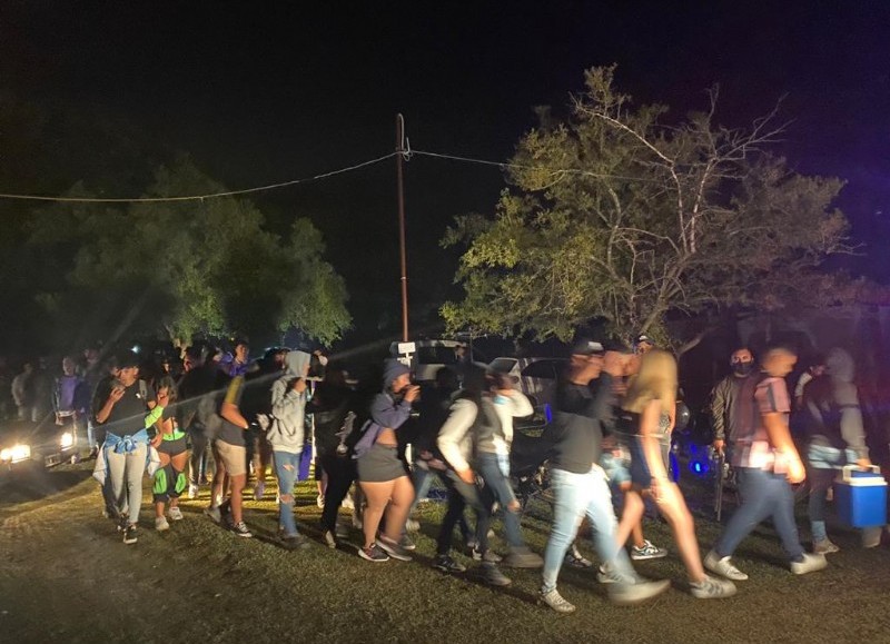 Desarticulan dos fiestas clandestinas en Mar del Plata en el que participaban más de 100 personas