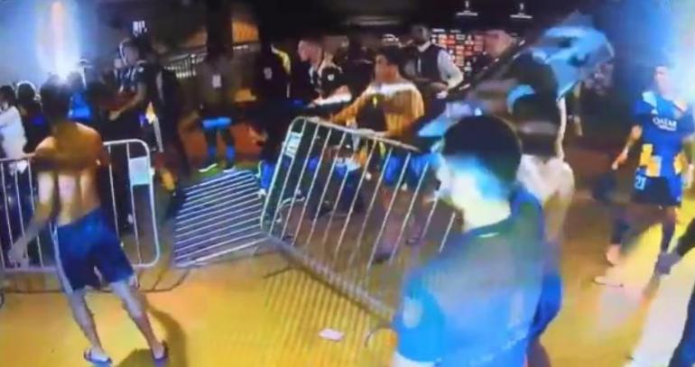 Serios incidentes con jugadores de Boca, gases lacrimógenos y amenazas de detención