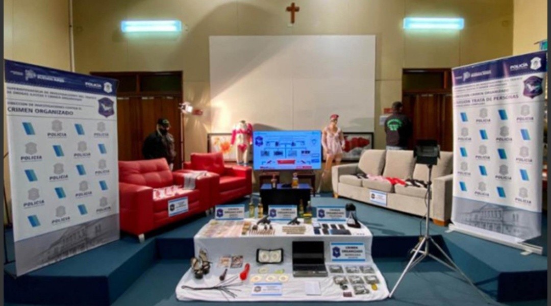 Detienen por abuso sexual infantil a un hombre que filmaba a sus víctimas en un sillón rojo