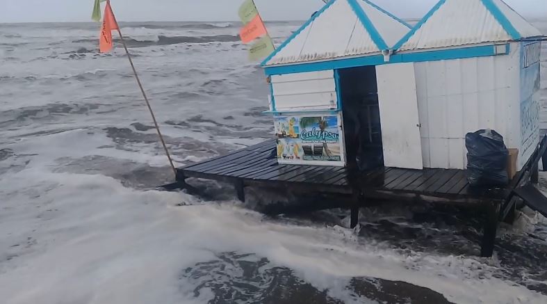 Mar del Plata: La sudestada arrasó con chiringos y puestos de guardavidas en las playas del sur