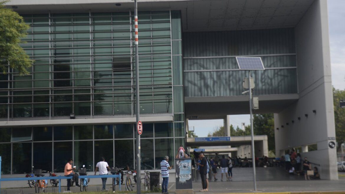 Le patean la puerta de su casa y lo acribillan a balazos en Villa Gobernador Gálvez