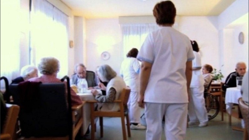 Habilitan feria judicial para tramitar cobertura de internación en geriátrico de mujer de 86 años
