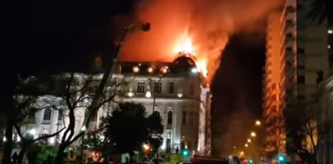 Tras once horas controlan incendio que destruyó planta de reciclado de papel en Bahía Blanca