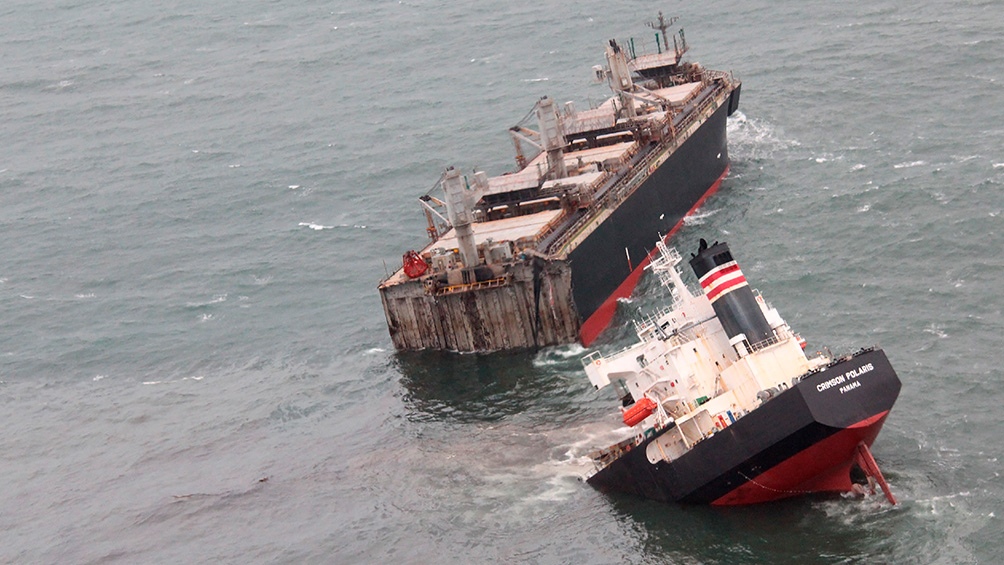 Un buque carguero se partió en dos en la costa de Japón y generó un derrame de petróleo