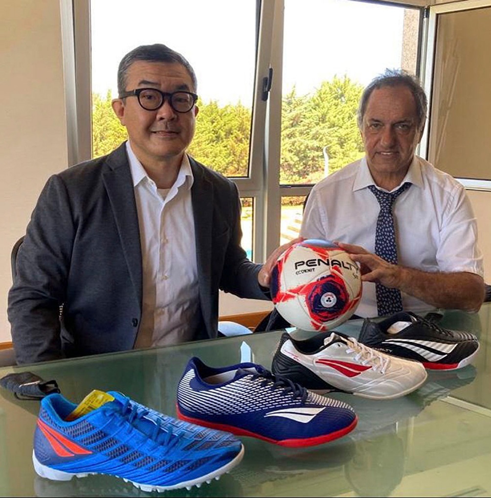 La empresa Penalty vuelve a producir botines e indumentaria en el país