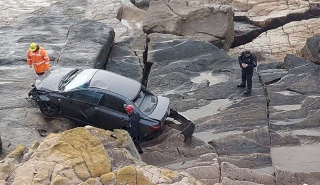 Perdió el control del auto y cayó desde un barranco en la costa