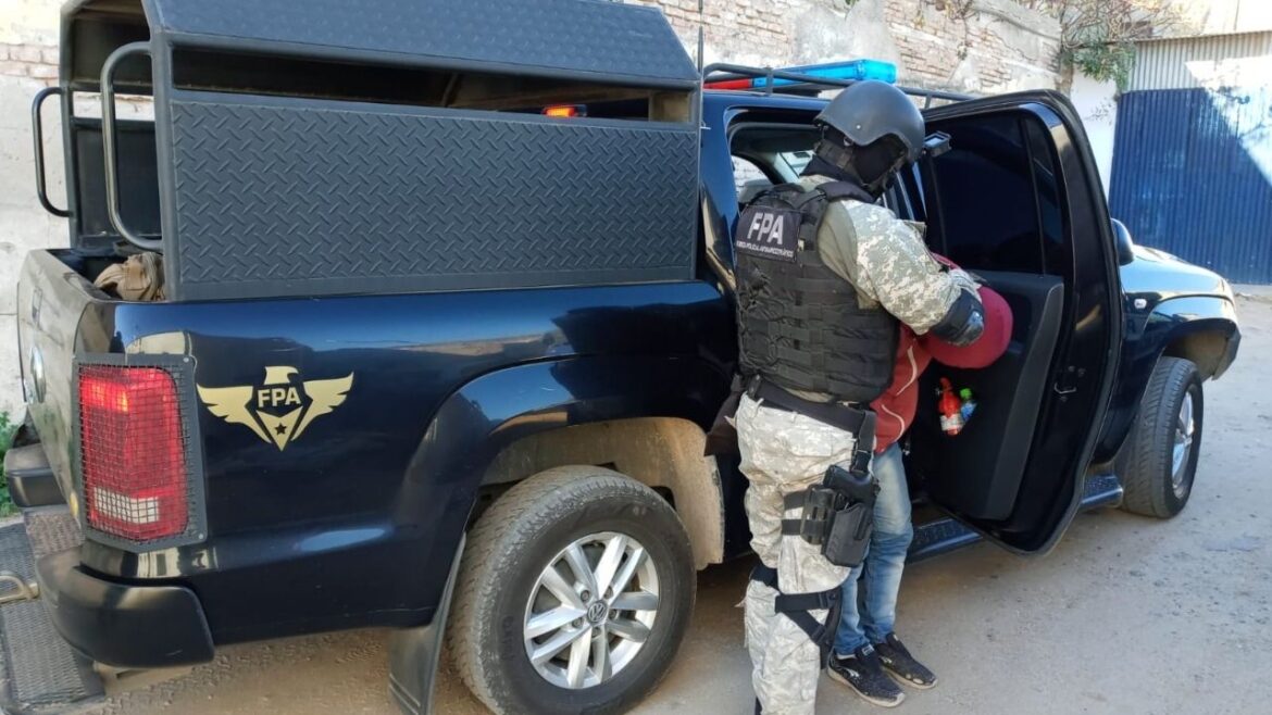 Dos hermanos detenidos por fraccionar y vender drogas al menudeo en Castelar