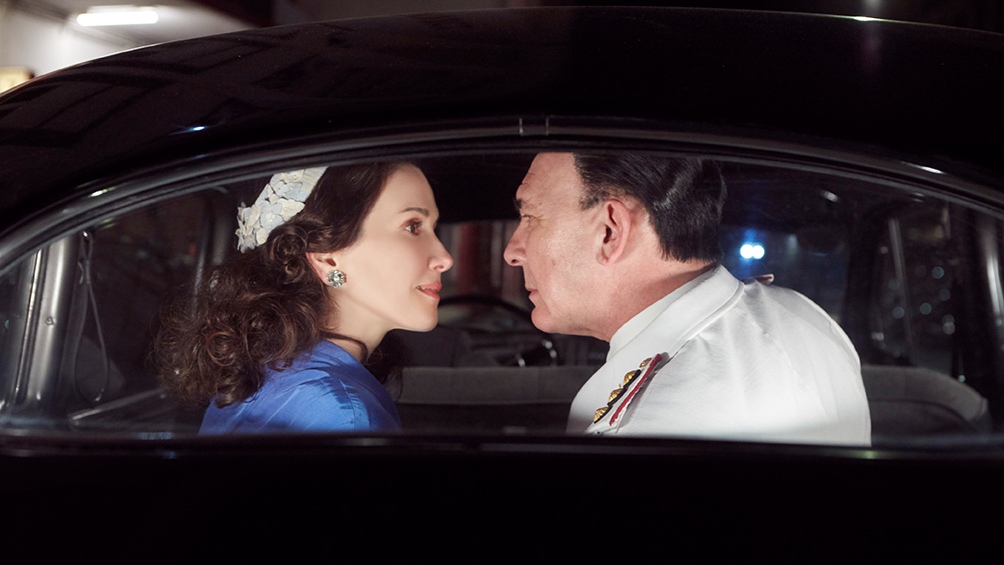 Con protocolos y ropa de época, un día de rodaje de «Santa Evita» en la cancha de Huracán