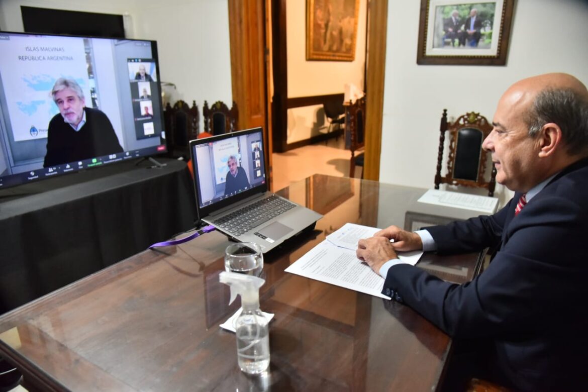 Filmus y el vicegobernador de Corrientes presentaron una capacitación para 3.500 docentes