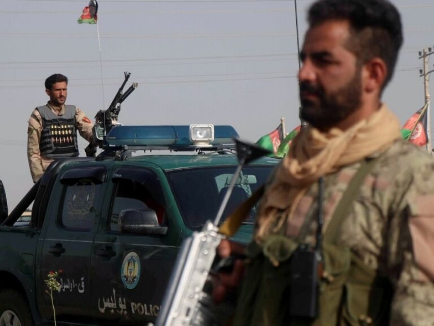 Los talibanes tomaron la capital de una provincia afgana y asesinaron en Kabul al vocero del Gobierno