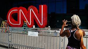 La CNN despidió a tres empleados por ir a trabajar sin estar vacunados
