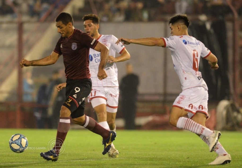 Lanús le ganó sobre la hora a Huracán y llegó a la punta