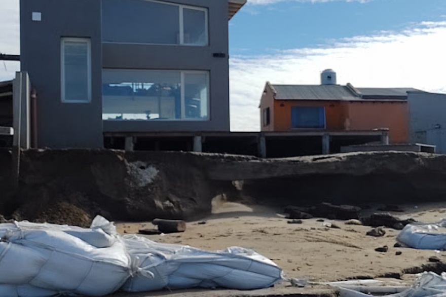 Erosión de la costa en Mar Chiquita: buscan evitar el derrumbe de tres viviendas