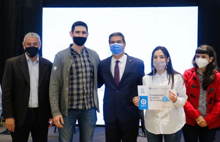 Ferraresi y Capitanich acordaron la construcción de 2.700 viviendas en Chaco
