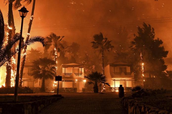 Heridos, localidades evacuadas y casas quemadas por un incendio a 30 kilómetros de Atenas