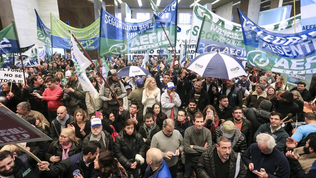 Los judiciales paran otra vez hoy y marchan a tribunales por un aumento en paritarias