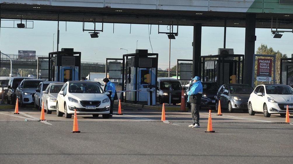 Trabajadores del peaje Dock Sud realizan una protesta en la autopista Buenos Aires-La Plata