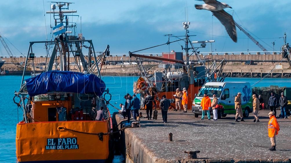 Los ocho tripulantes rescatados del pesquero hundido arribaron al puerto de Mar del Plata