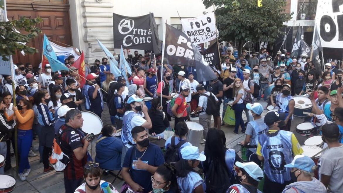 El Polo y el Partido Obrero protestan frente al Ministerio de Educación, y en Callao y Corrientes