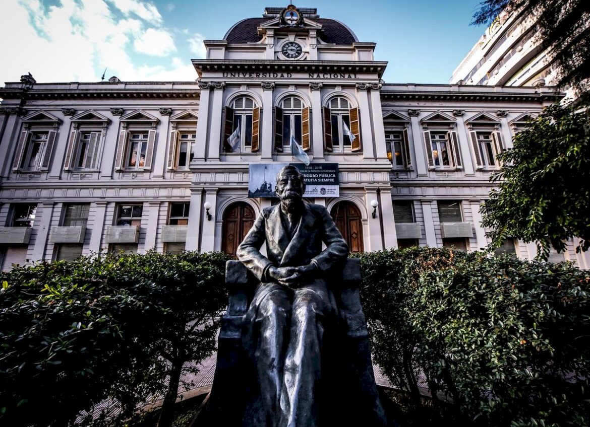 Se habilitará una posta de vacunación para mayores de 18 en el Rectorado de la UNLP