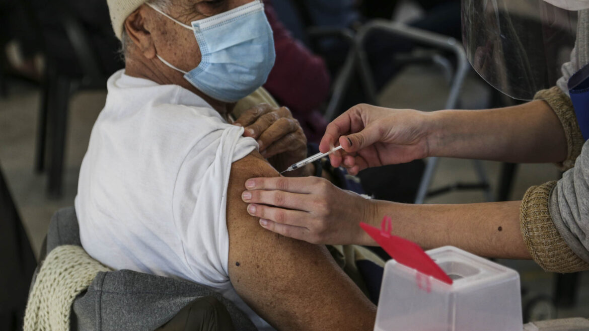 Salvarezza: «El 80% de las personas está aceptando la combinación de vacunas»