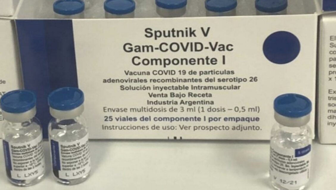 Cafiero y Vizzotti reciben primeras dosis de Sputnik V producidas en el país