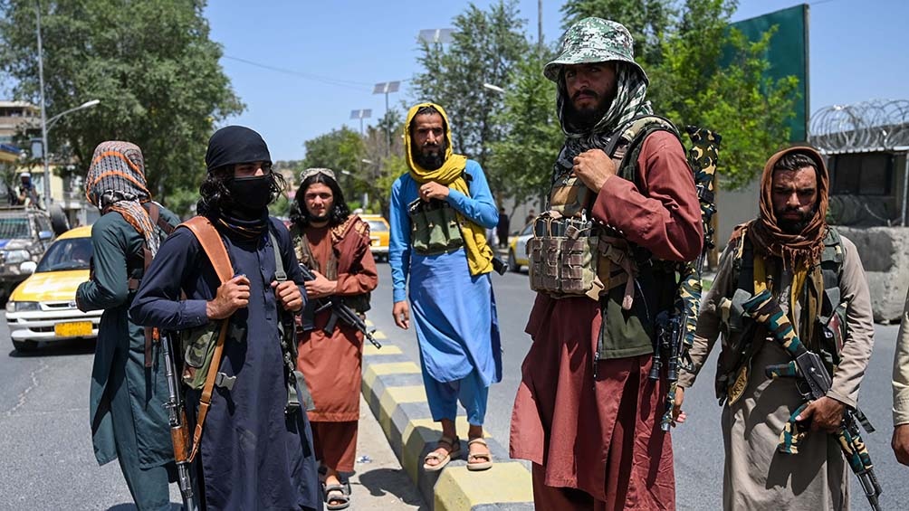 Escenas de pánico y huidas de Kabul tras la toma del poder de los talibanes en Afganistán